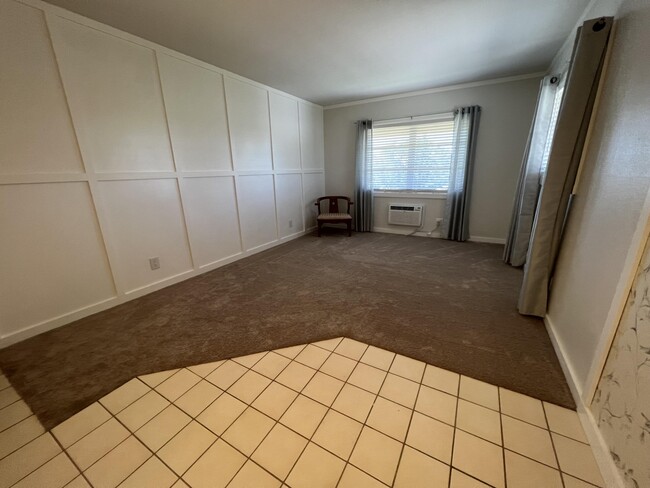 Building Photo - 1050 E Sample Rd