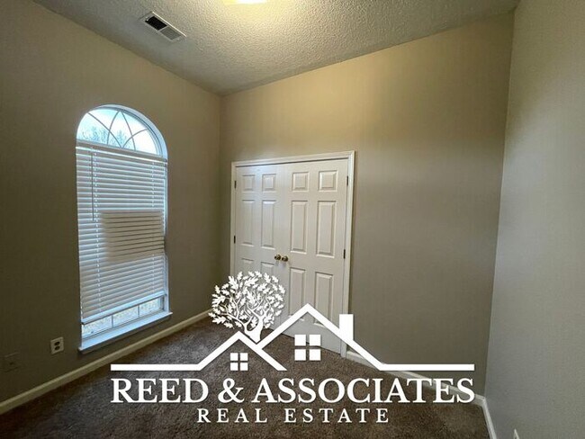 Building Photo - 3 Bedroom in Oakland!
