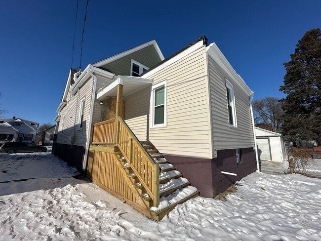 Building Photo - Large Open Concept 5BR/2BA Rent to Own Home