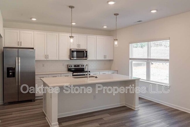 Building Photo - 3362 Skyland Dr