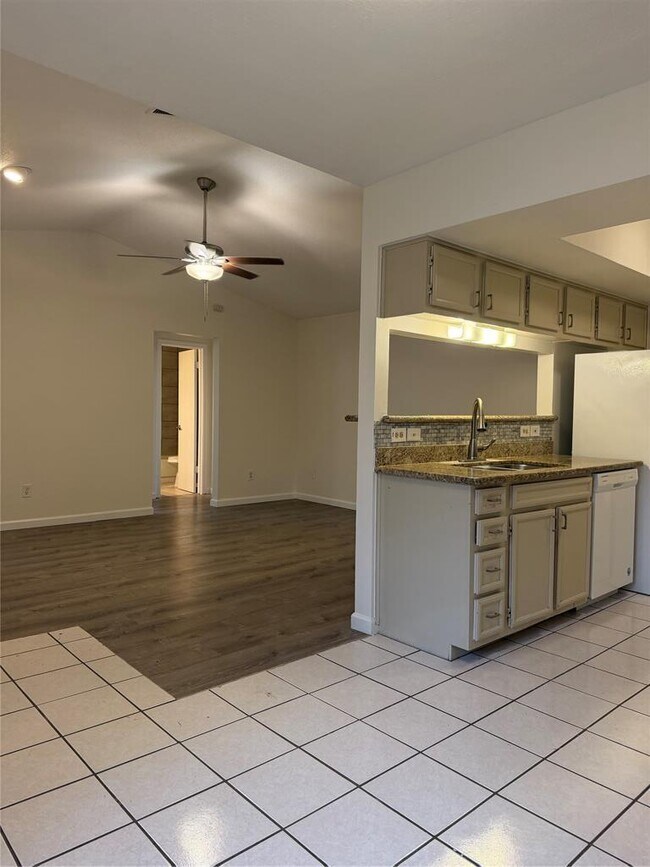 Building Photo - 615 Luther Dr