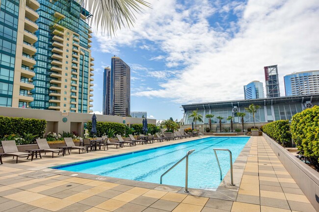 Building Photo - Water Views in the Pinnacle Marina
