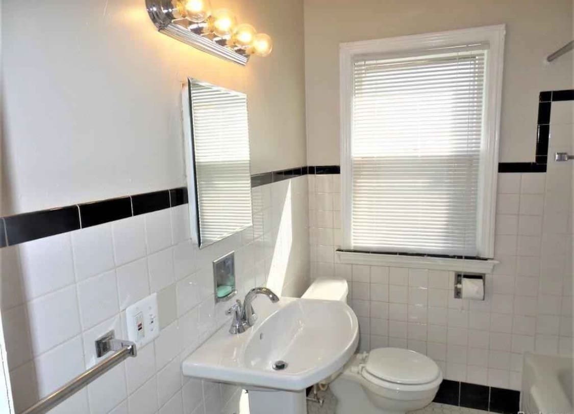 Building Photo - 19104 Kenosha St