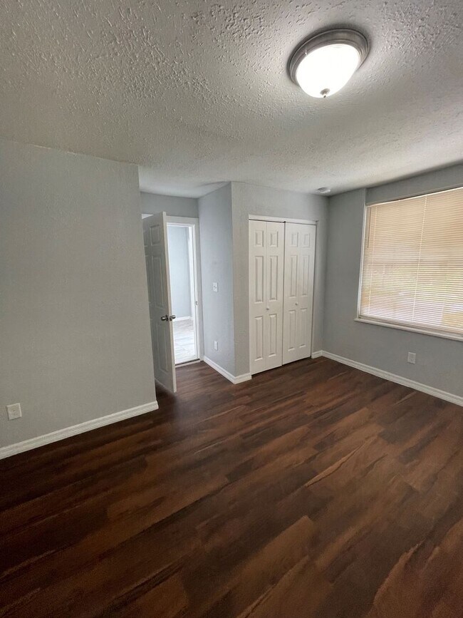 Building Photo - **Move in Ready 4/2 Single Family home