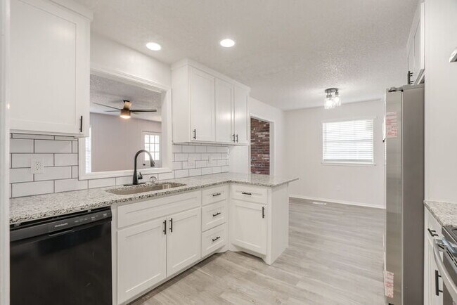 Building Photo - 11715 N Francis Ave