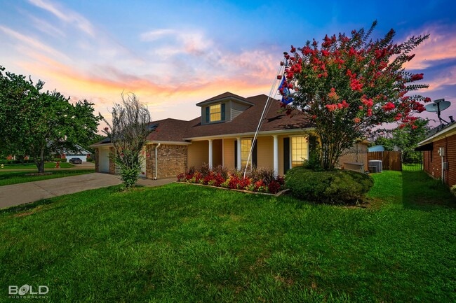 Building Photo - 4 Bedroom 2 Bath with Pool!!!