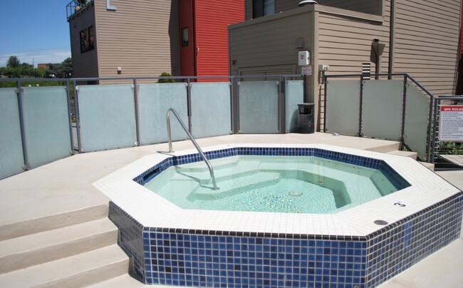 Hot tub on premises - 710 NW Naito Pky