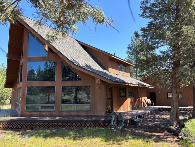 Building Photo - Spacious 3-Bedroom Home on 12 Private Acres between Bend and Sisters!