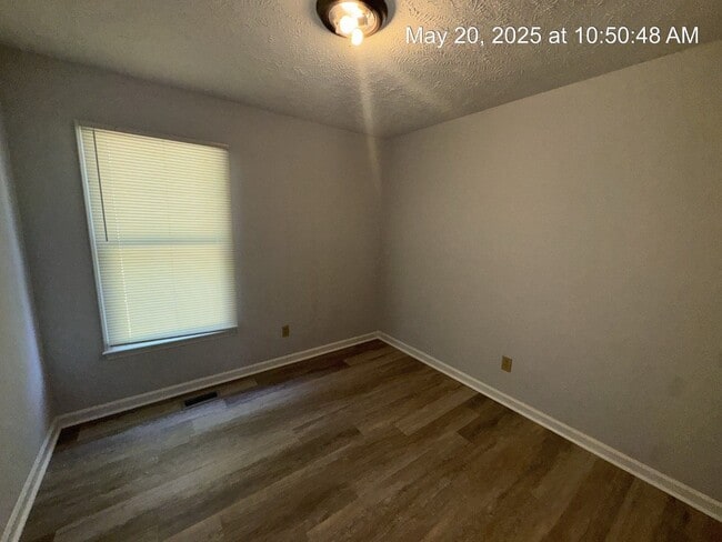 Building Photo - 1222 Skyline Dr