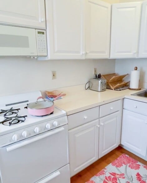 Building Photo - 435 W Surf St