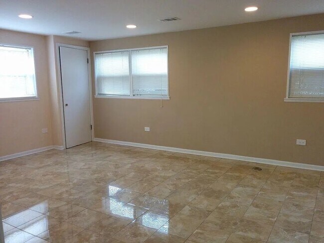 Building Photo - 312 Sunset Dr