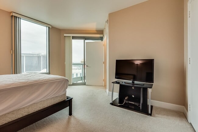 Building Photo - Turnberry Towers 1904E-Strip/Golf/City Views from this Fully Furnished 1Bd Residence