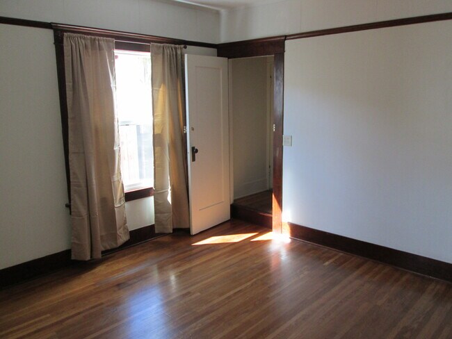 Building Photo - Large 4 Bedroom Craftsman Style Home in No...