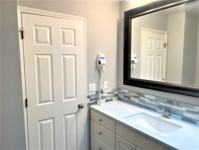 Building Photo - NW townhouse with double Master Suites, pa...