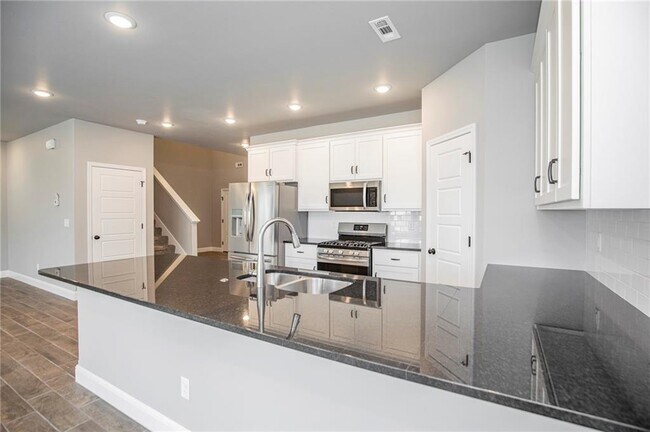 Building Photo - 2010 Periwinkle Pl