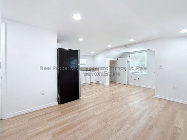 Building Photo - 618 17th Ave S