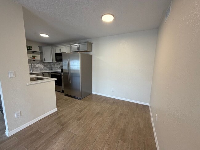 Building Photo - ANNUAL RENTAL - 2ND FLOOR 1 BED PLUS DEN/1 BATH CONDO IN GRANADA LAKES!