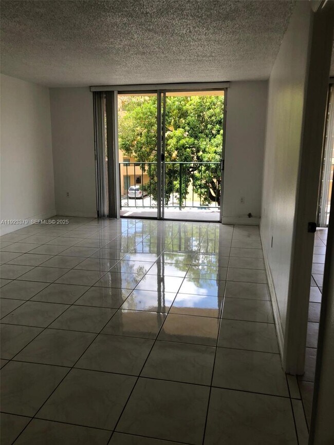 Building Photo - 9360 Fontainebleau Blvd