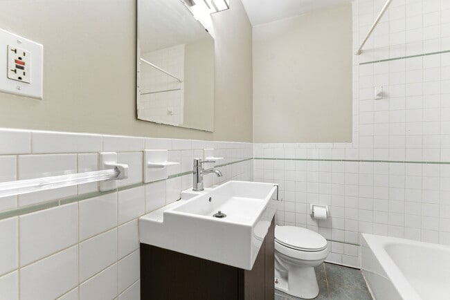 Building Photo - 202 Warren St SE