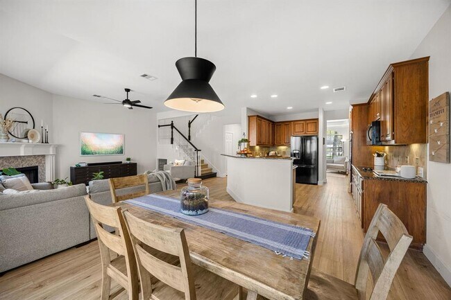 Building Photo - 128 Las Colinas Dr