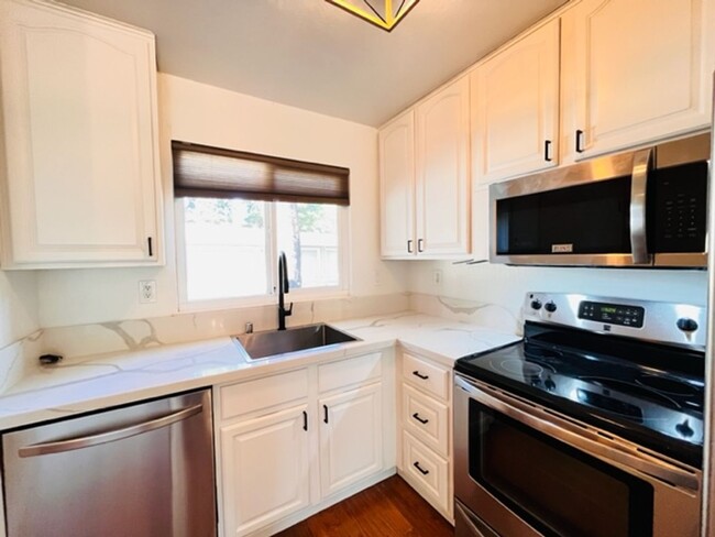 Building Photo - Move-in Ready 2BD/2.5BA Townhome in Westsi...
