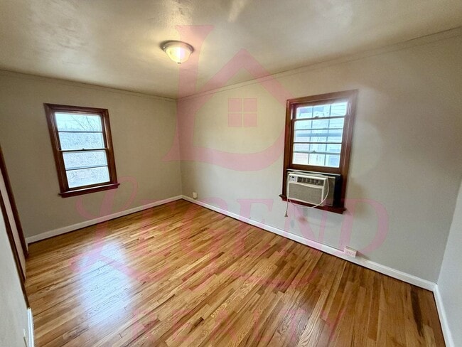 Building Photo - 2 bedroom 1 bathroom home with beautiful hardwood floors!