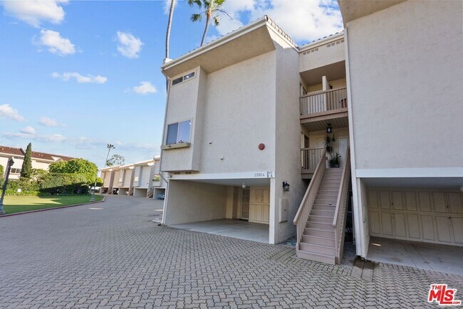 Building Photo - 23924 De Ville Way