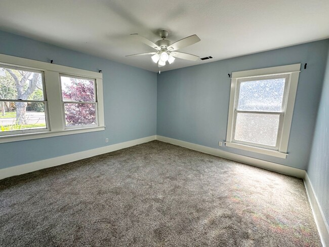 Building Photo - 3 Bdrm/1.5 Bath Craftsman Home in Downtown...