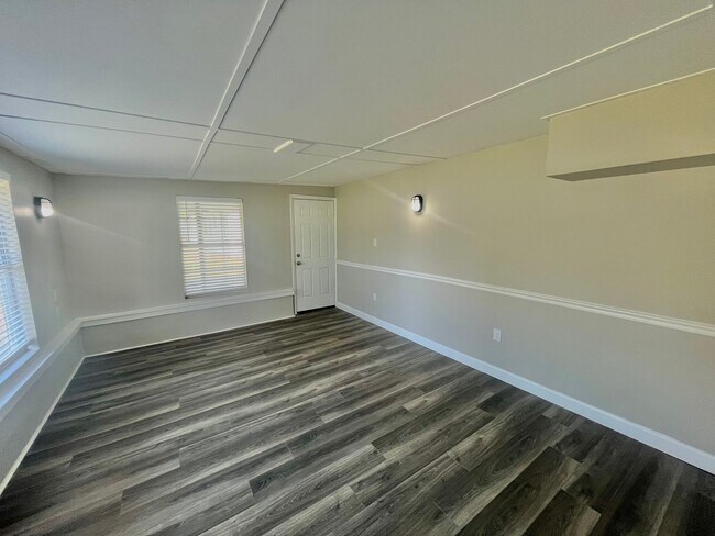 Building Photo - 3 Bed, 2 Bath DeBary Home with Modern Upda...