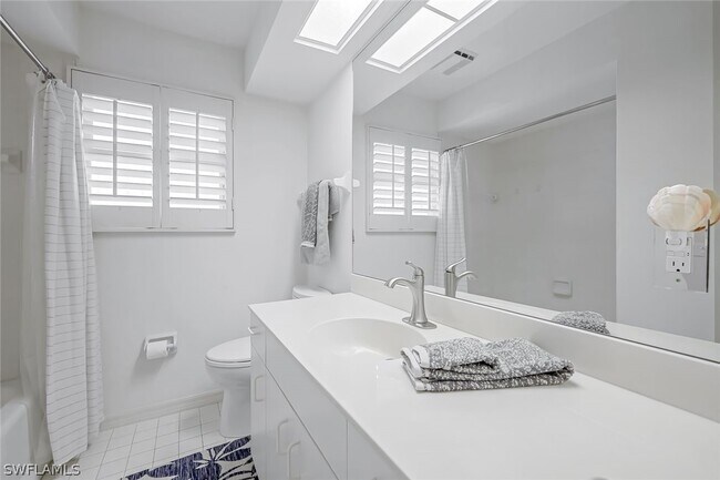 Building Photo - 433 2nd St S