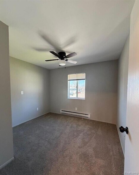 Building Photo - 587 Pointe Tremble Rd