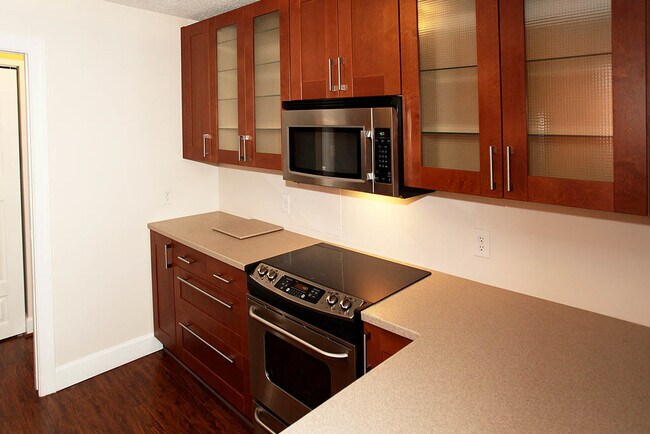 Building Photo - Large 2br/2ba - All utilities included in rent