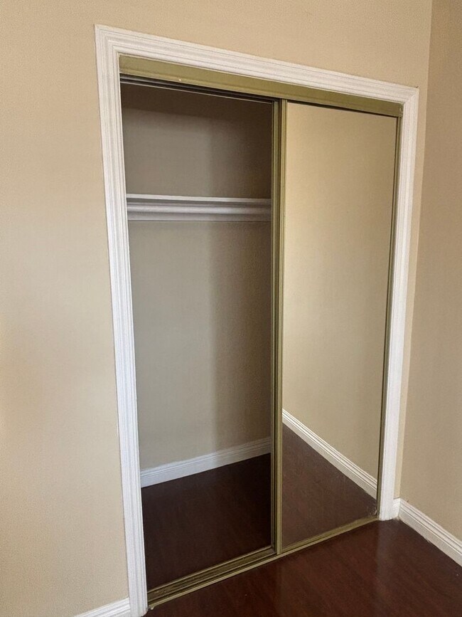 Building Photo - 1 Bedroom available now in East LA