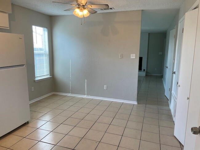Building Photo - 8401 Colony Loop Dr