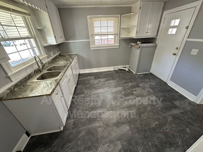 Building Photo - 528 Baldwin Rd