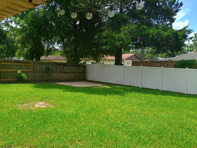 Building Photo - 4 bedroom 2 bathroom House- fenced in yard