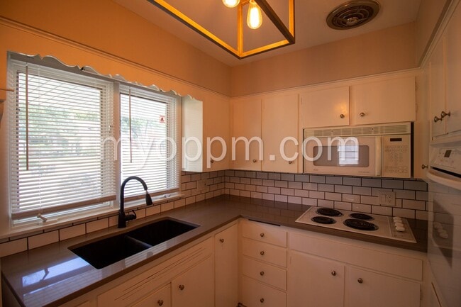Building Photo - Spacious 4 Bed 2 Bath Home!