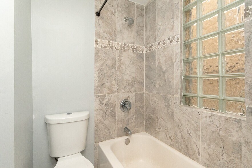 Building Photo - 2968 N Ridgeway Ave