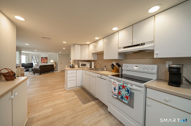 Building Photo - 133 Linden Ave