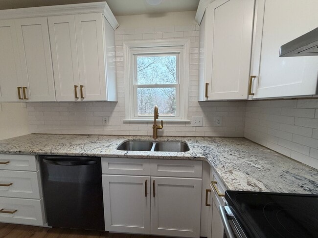 Building Photo - Quiet Neighborhood Updated 3BR Townhouse in Lancaster