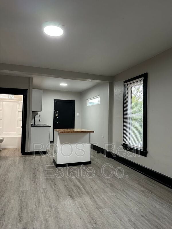 Building Photo - 98-100 N Hague Ave