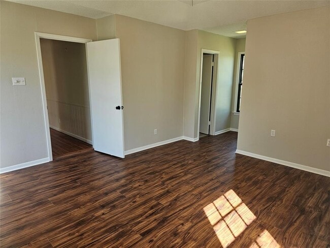 Building Photo - 503 W 12th St