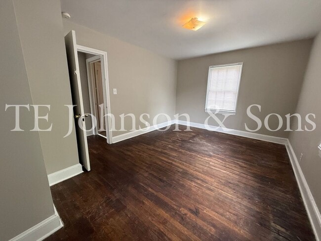 Building Photo - Corner Lot Duplex Situated Near Blum Park.