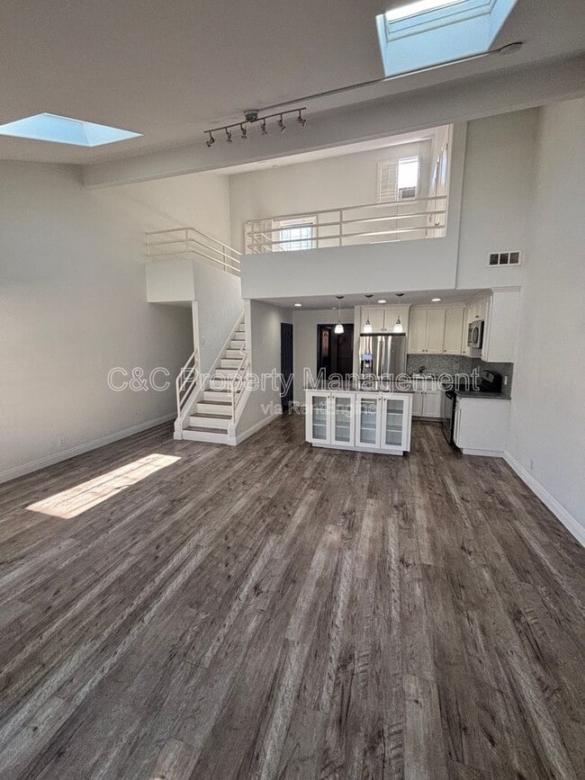 Building Photo - 533 W 23rd St