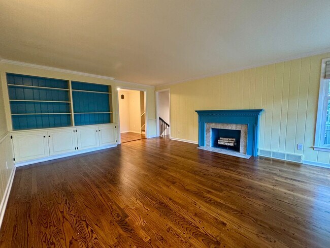 Building Photo - Rare lease opportunity in Leawood + Spacio...