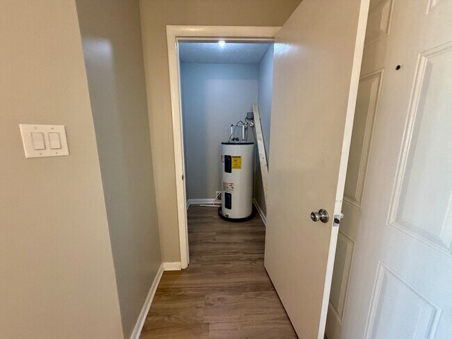 Building Photo - 1128 Southwood Dr