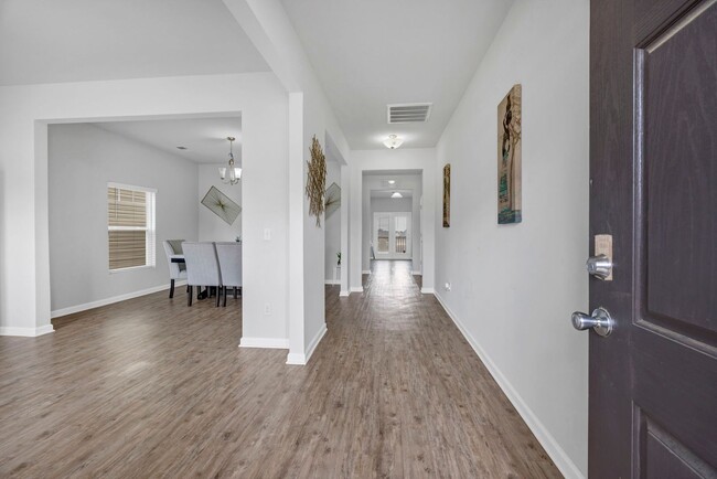 Building Photo - 300 Barony Pl Dr