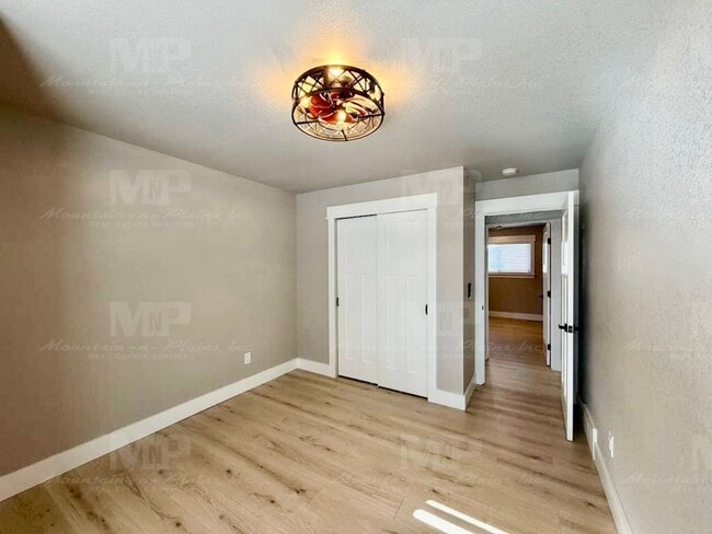 Building Photo - 724 Ponderosa Dr