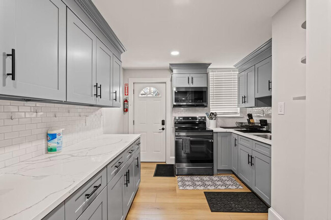 Building Photo - 613 Harvard St NW