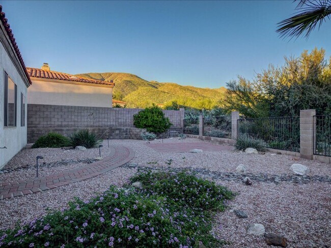 Building Photo - 3 Bedroom 2 Bathroom + Den   Gated Communi...